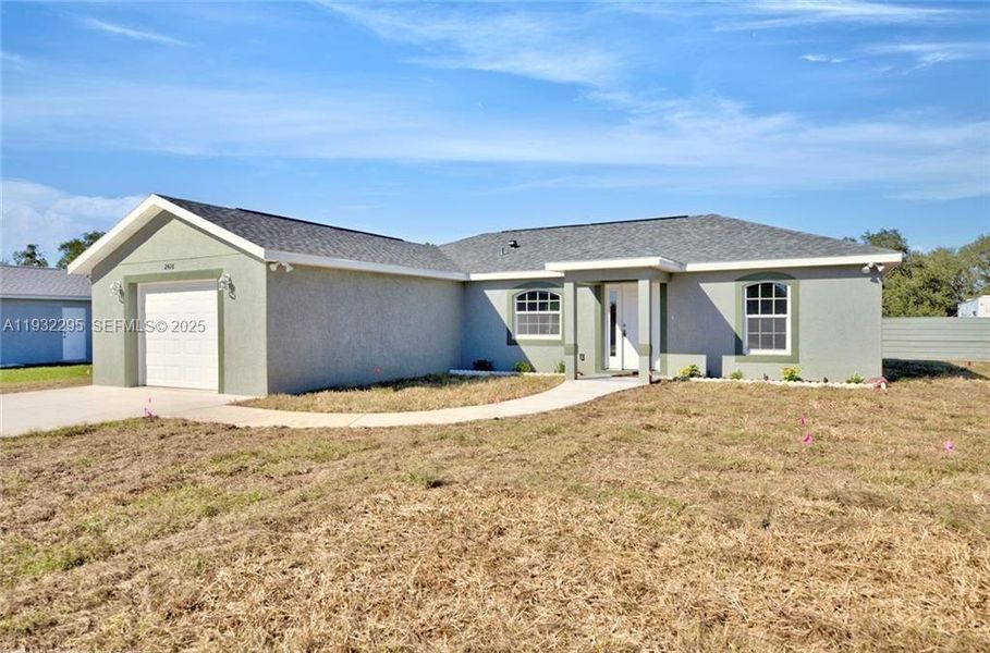 Exterior details and patio area of a home in , Avon Park (Image 3).