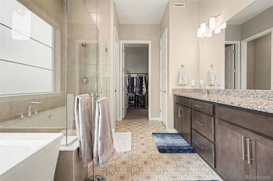 Primary w/Frameless Glass Shower