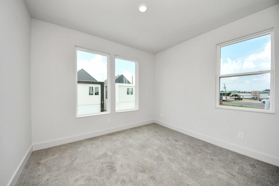 Spacious, unfurnished interior of a new home in Alicante, Houston (Image 21).