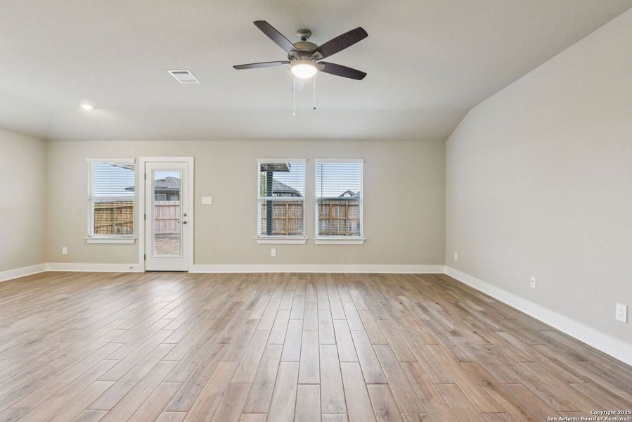 Spacious, unfurnished interior of a new home in Carmel Ranch, Schertz (Image 18).