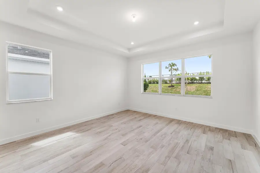 Spacious, unfurnished interior of a new home in Tradition - Telaro, Port St. Lucie (Image 7).