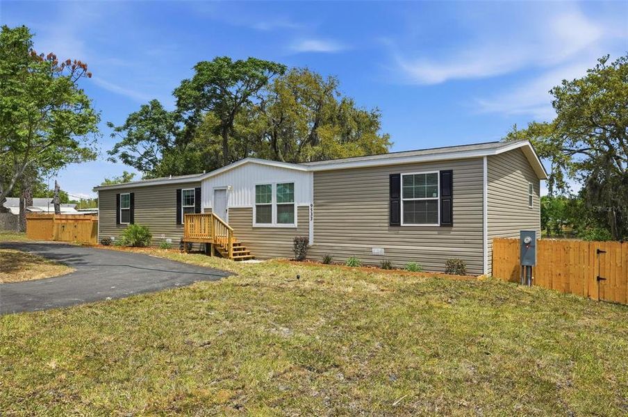 Exterior details and patio area of a home in , Weeki Wachee (Image 20).