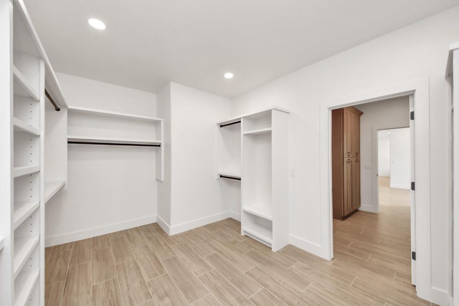 Spacious, unfurnished interior of a new home in , Rosharon (Image 34).