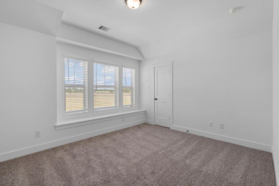 Spacious, unfurnished interior of a new home in Sienna, Missouri City (Image 5).