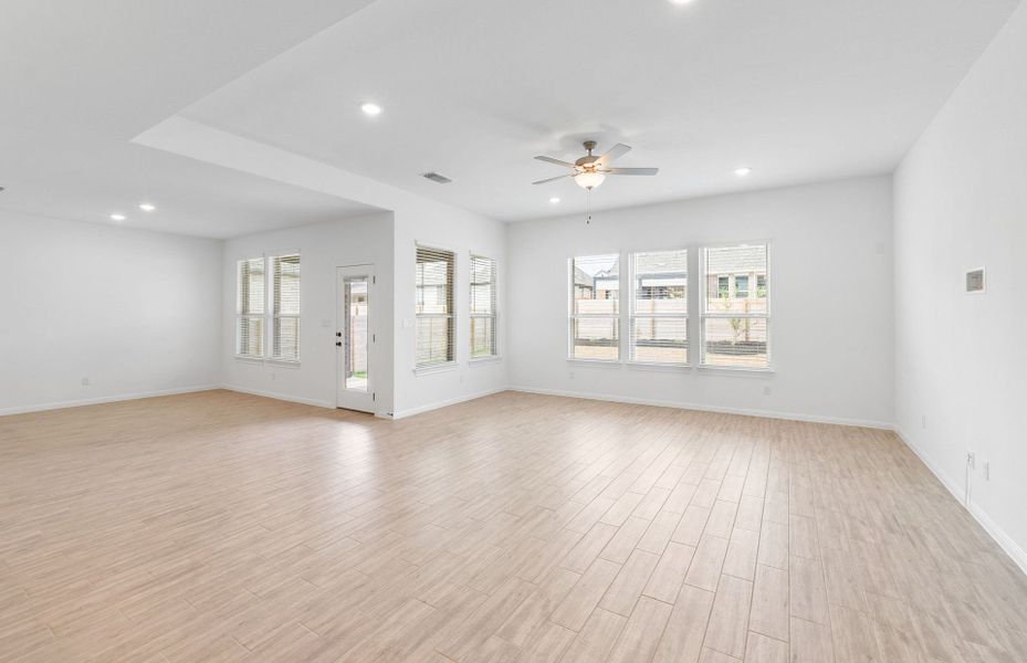 Spacious, unfurnished interior of a new home in Bluffview Reserve, Leander (Image 22).