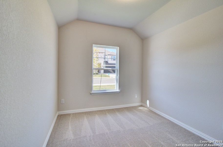 Spacious, unfurnished interior of a new home in Sunflower Ridge, New Braunfels (Image 11).