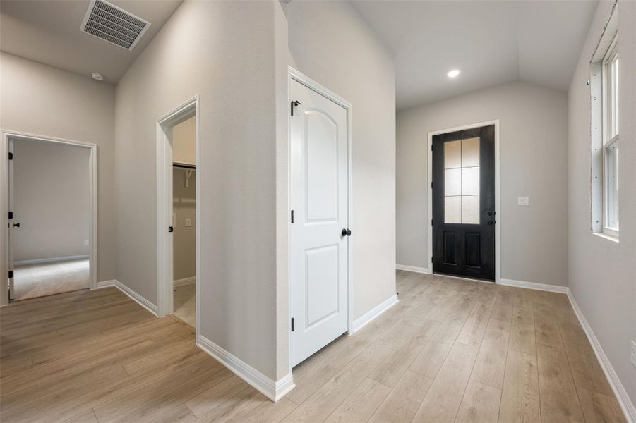 Spacious, unfurnished interior of a new home in Cannon Ranch 40s, Dripping Springs (Image 7).