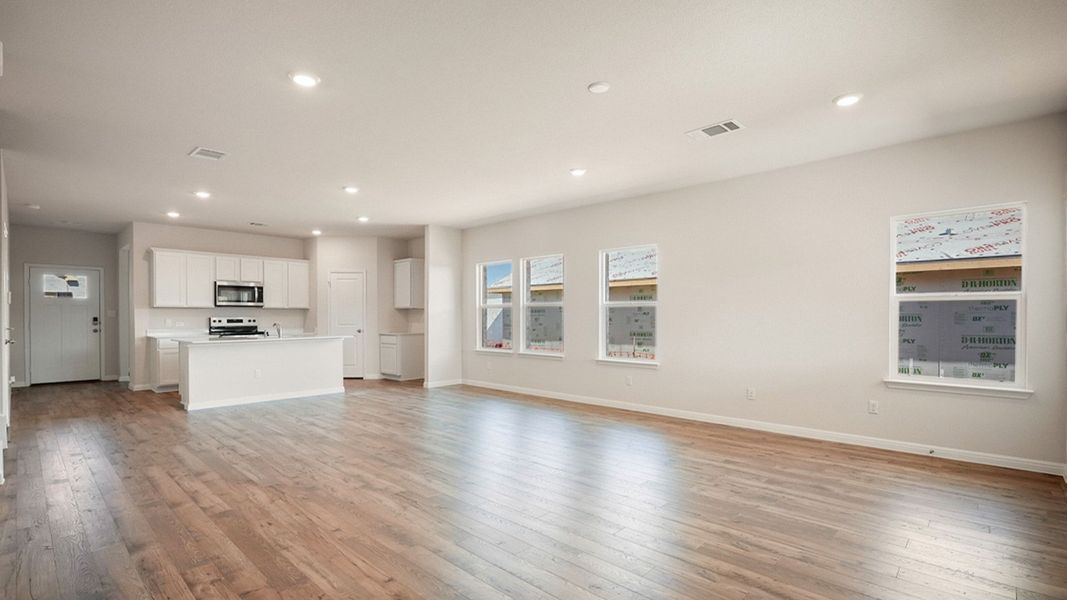 Spacious, unfurnished interior of a new home in Thunder Rock, Marble Falls (Image 14).
