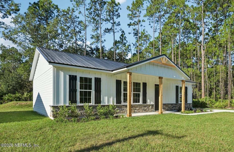 Exterior details and patio area of a home in , Palatka (Image 3).