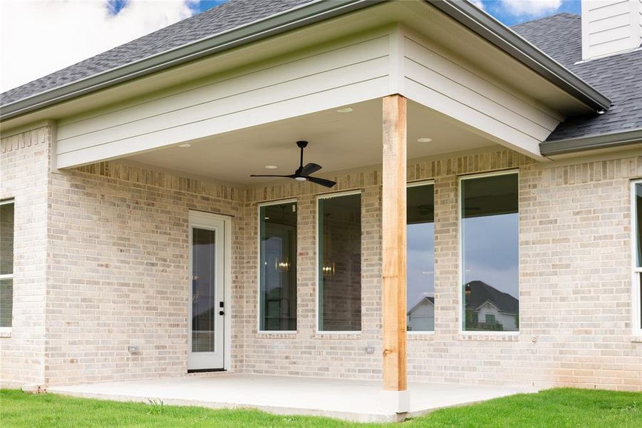 Exterior details and patio area of a home in , Hewitt (Image 3).