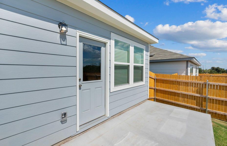 Exterior details and patio area of a home in Skyview, Belton (Image 3).
