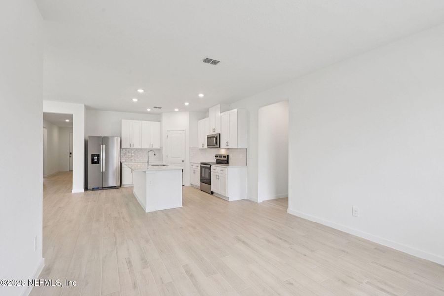 Spacious, unfurnished interior of a new home in Azalea Creek, Jacksonville (Image 31).