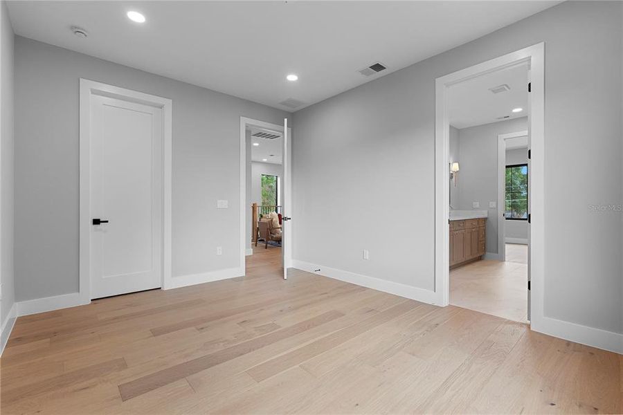Spacious, unfurnished interior of a new home in , Orlando (Image 24).
