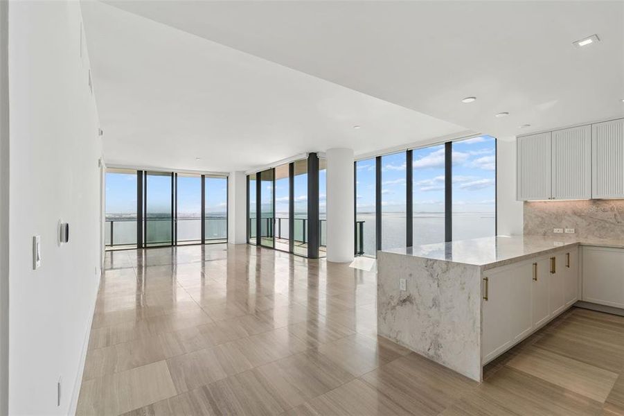 Spacious, unfurnished interior of a new home in , Tampa (Image 24).