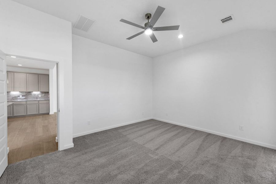 Spacious, unfurnished interior of a new home in Grand Mason Crossing, Katy (Image 16).
