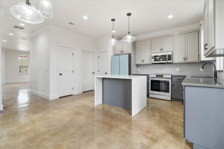 Furnished interior view inside a new home in , Wimberley (Image 11).