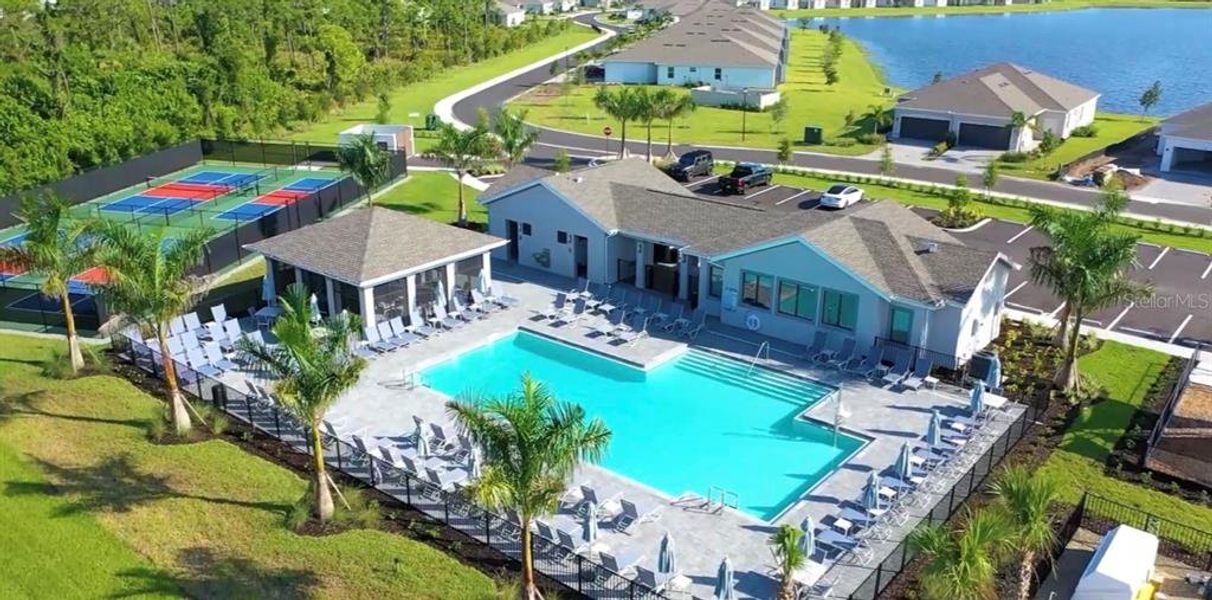 Community amenities in Island Lakes at Coco Bay, Englewood (Image 12).