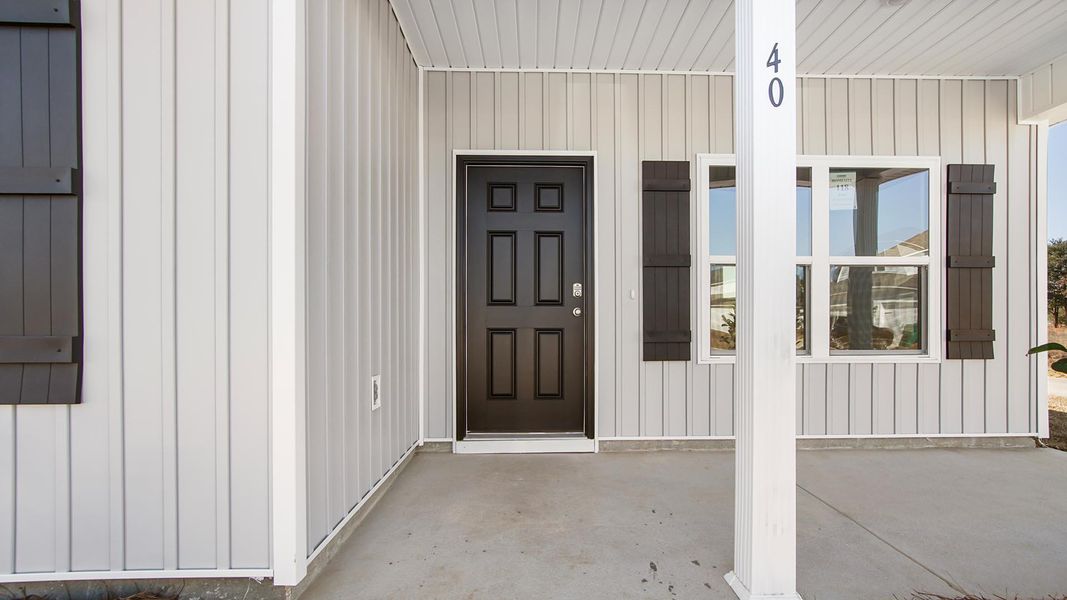 Representative exterior details of a home built from the Porter by D.R. Horton in Owl's Head East, Freeport (Image 4).