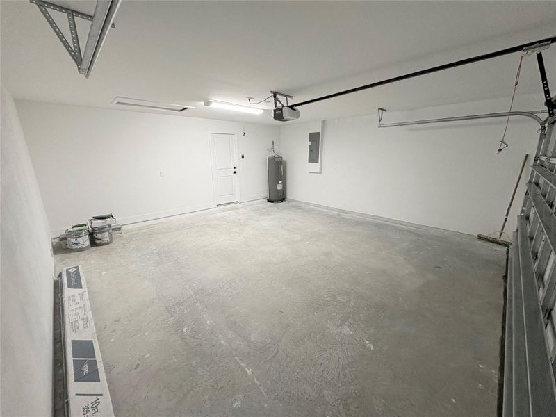 Spacious, unfurnished interior of a new home in , Okeechobee (Image 18).