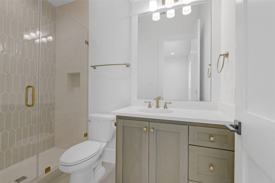 Private bathroom for bedroom 4