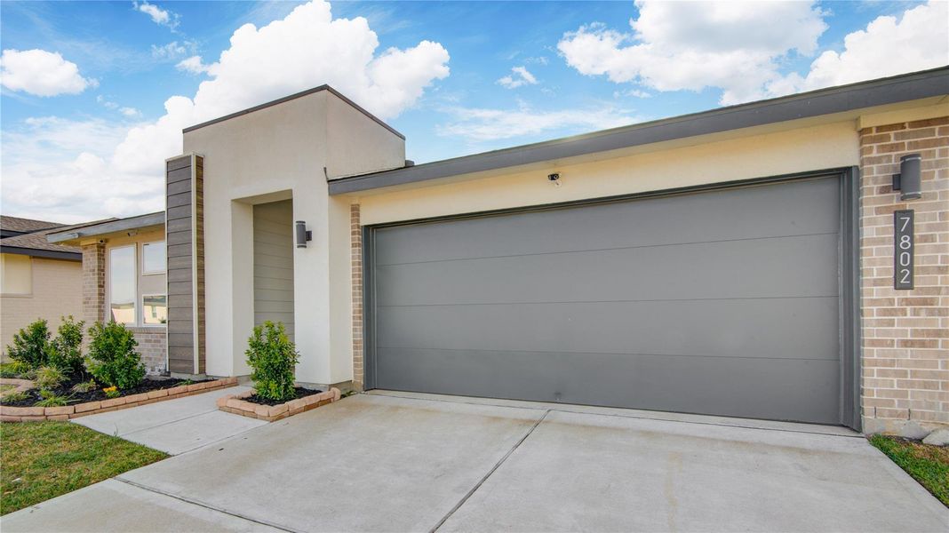 Exterior details and patio area of a home in , Rosharon (Image 3).