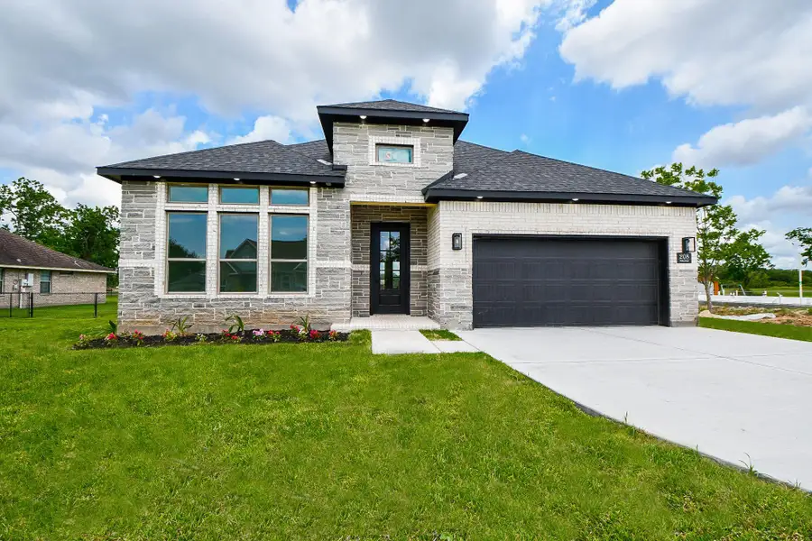 Welcome home to 208 Silverleaf! New Construction with 3 Bedrooms plus a study! Welcome home to 208 Silverleaf! New Construction with 3 Bedrooms plus a study!