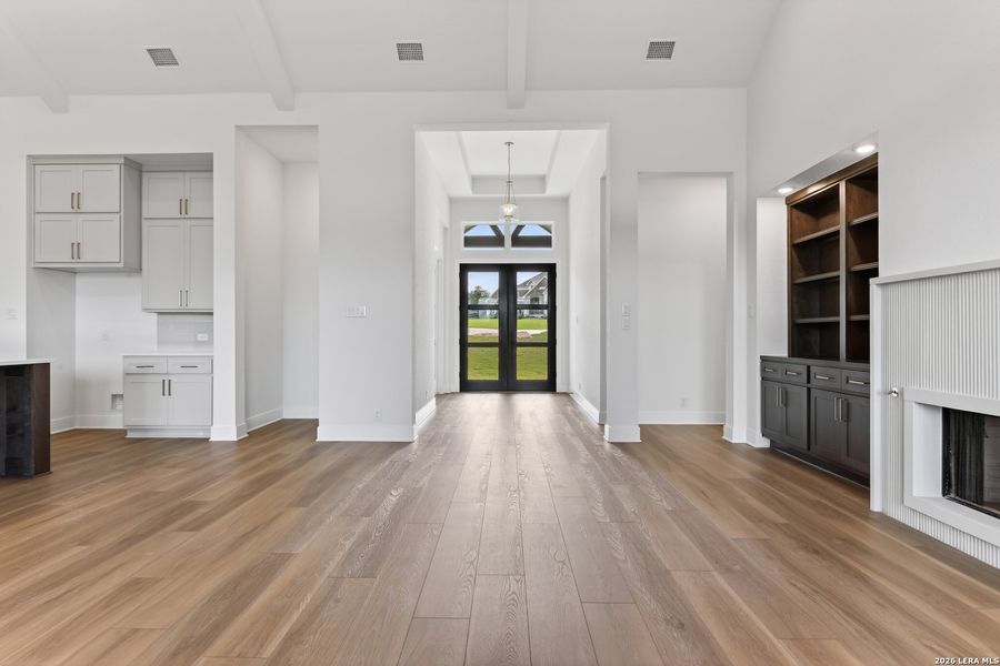 Spacious, unfurnished interior of a new home in Waldsanger, New Braunfels (Image 33).