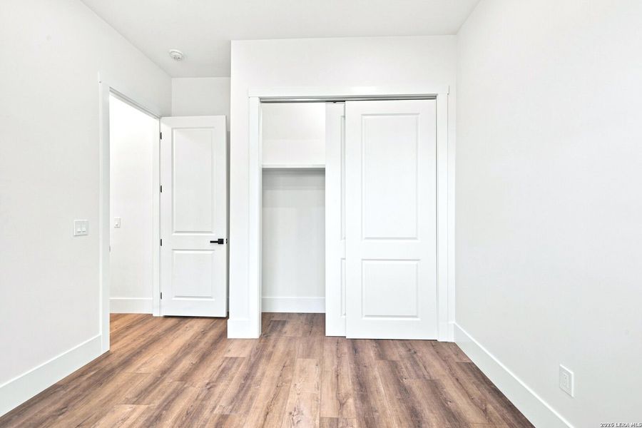Spacious, unfurnished interior of a new home in , Bandera (Image 25).