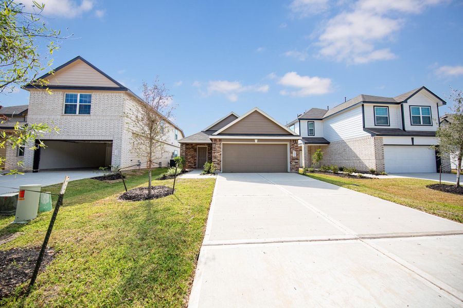 Front exterior of a new home in Mackenzie Creek, Conroe, TX, highlighting curb appeal (Image 2).