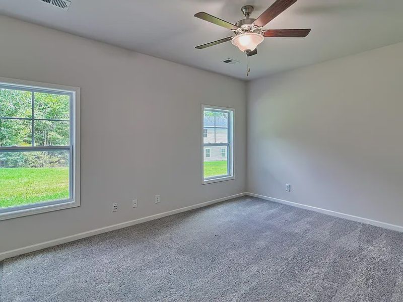 Spacious, unfurnished interior of a new home in Emanuel Creek, West Columbia (Image 9).