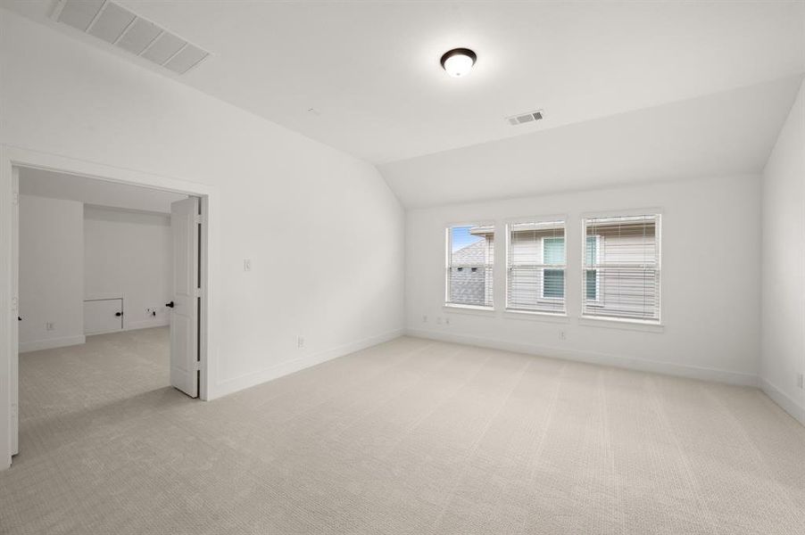 Spacious, unfurnished interior of a new home in Llano Springs, Fort Worth (Image 21).