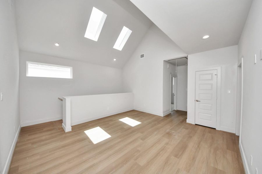 Spacious, unfurnished interior of a new home in Alicante, Houston (Image 20).