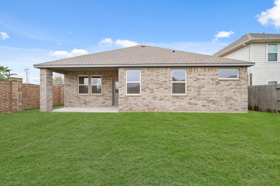 Exterior details and patio area of a home in Lago Mar, Texas City (Image 3).