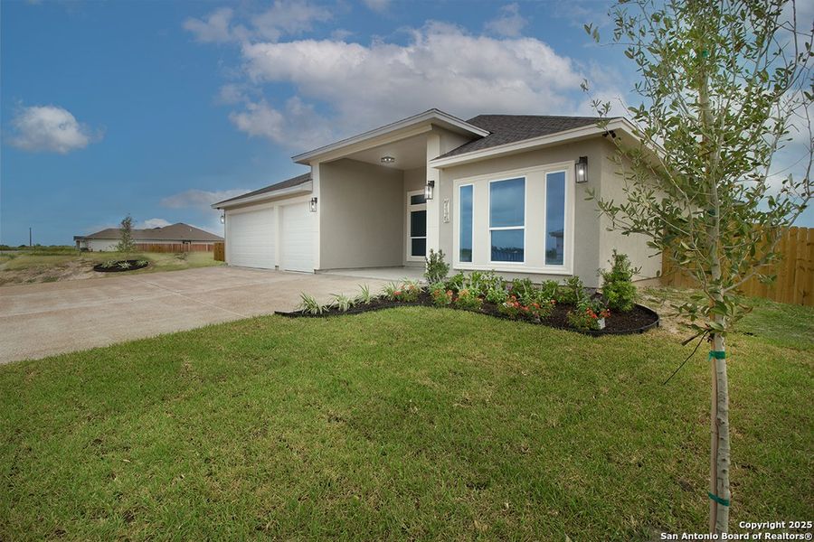 Exterior details and patio area of a home in , Corpus Christi (Image 4).