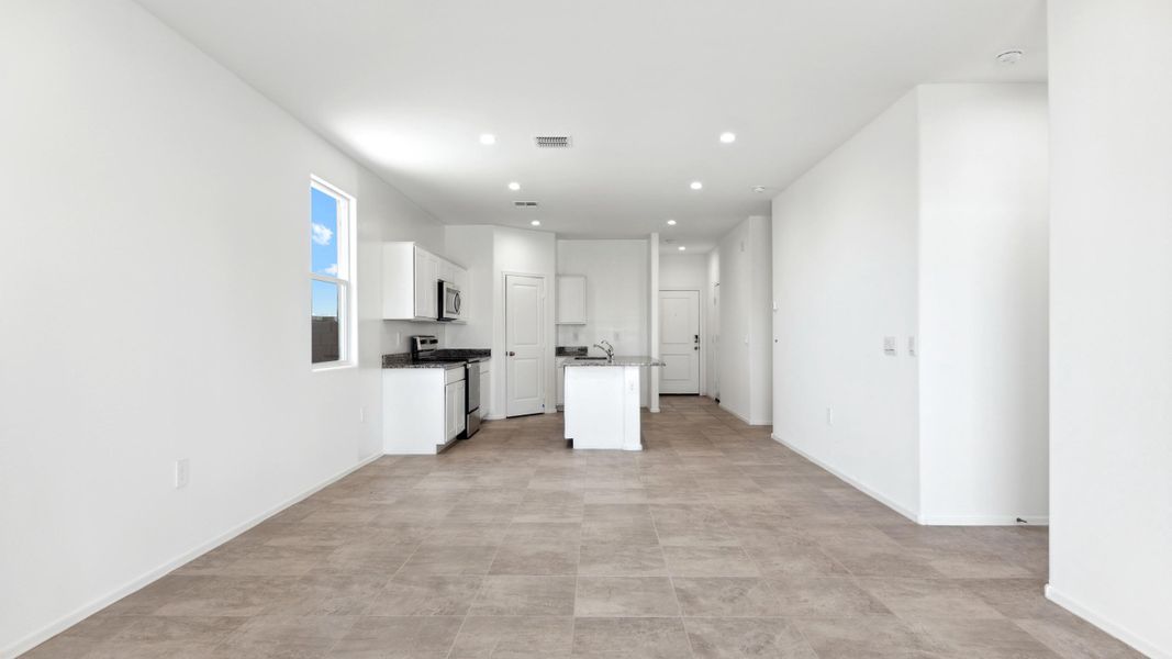 Spacious, unfurnished interior of a new home in Quail Ranch, San Tan Valley (Image 10).