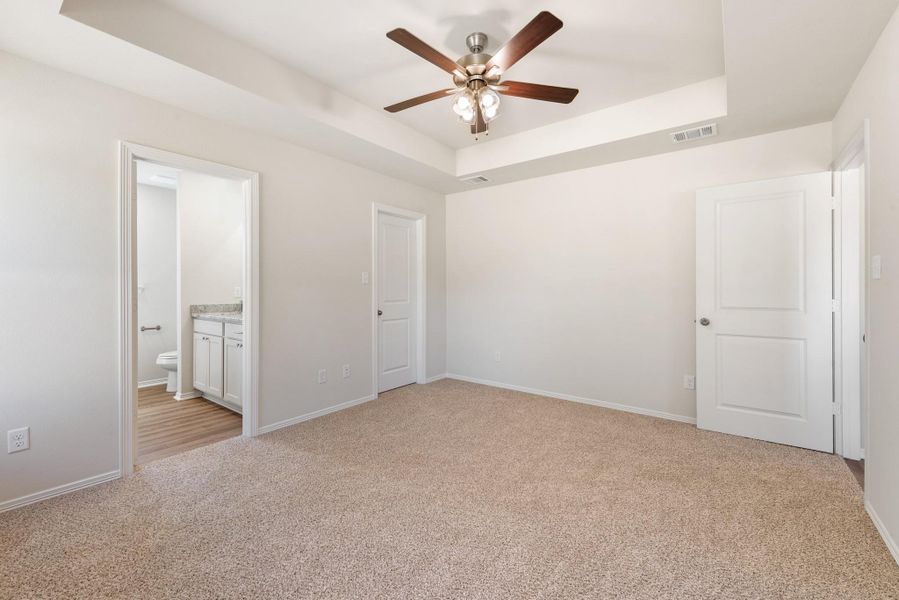 Spacious, unfurnished interior of a new home in , Navasota (Image 22).