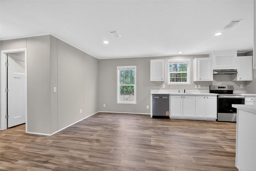 Spacious, unfurnished interior of a new home in , Crystal River (Image 21).