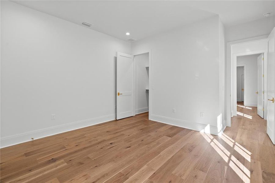 Spacious, unfurnished interior of a new home in , Tampa (Image 55).