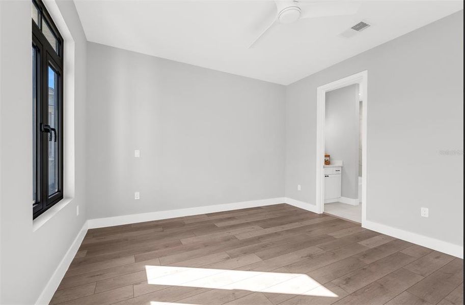 Spacious, unfurnished interior of a new home in , Orlando (Image 25).