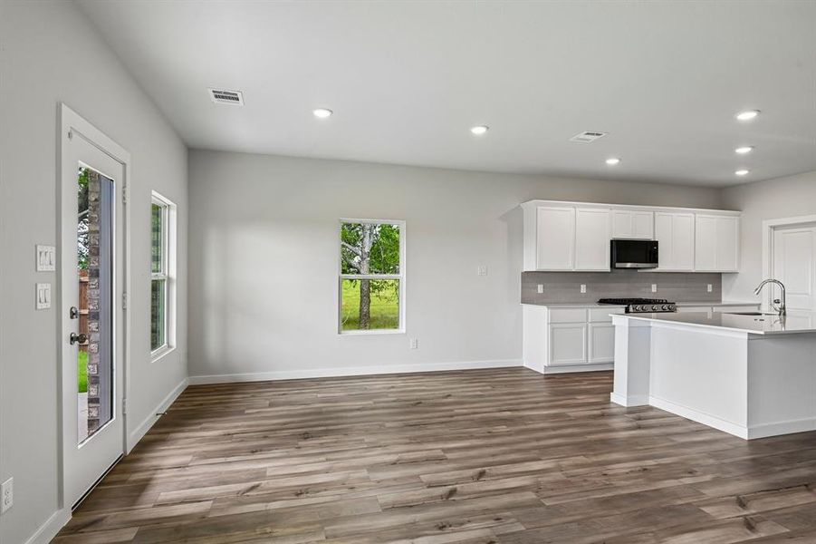 Spacious, unfurnished interior of a new home in Lone Oak, Alvarado (Image 17).