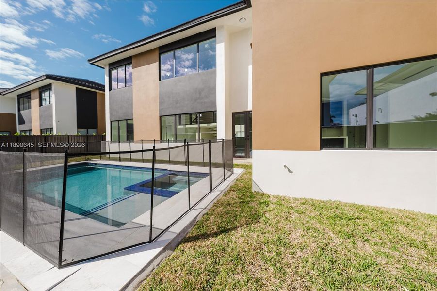 Exterior details and patio area of a home in , Miami (Image 28).