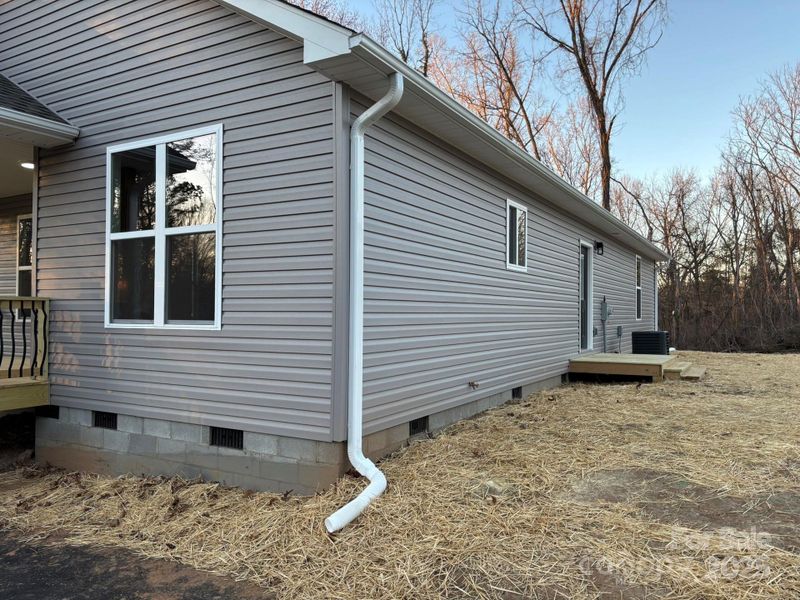 A nice level lot with side deck. A nice level lot with side deck.