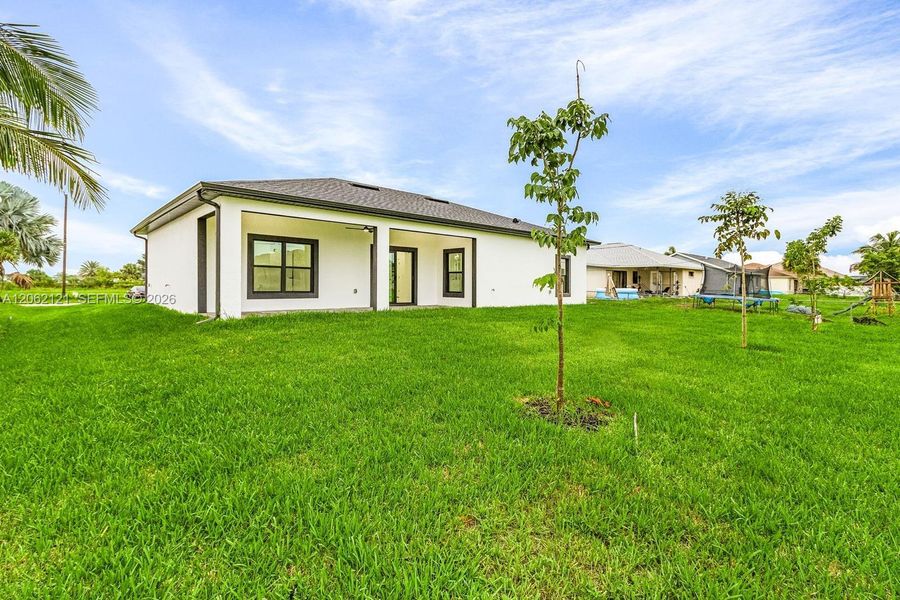 Exterior details and patio area of a home in , Cape Coral (Image 15).