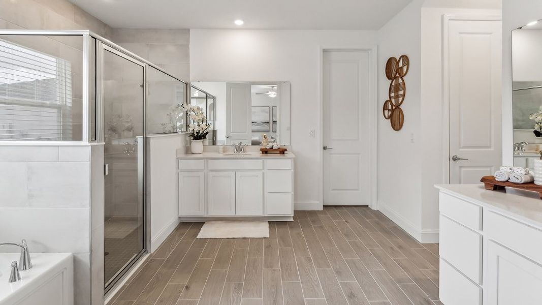 2654 Medallion Owners Bath 2of5 F1 7 18 25