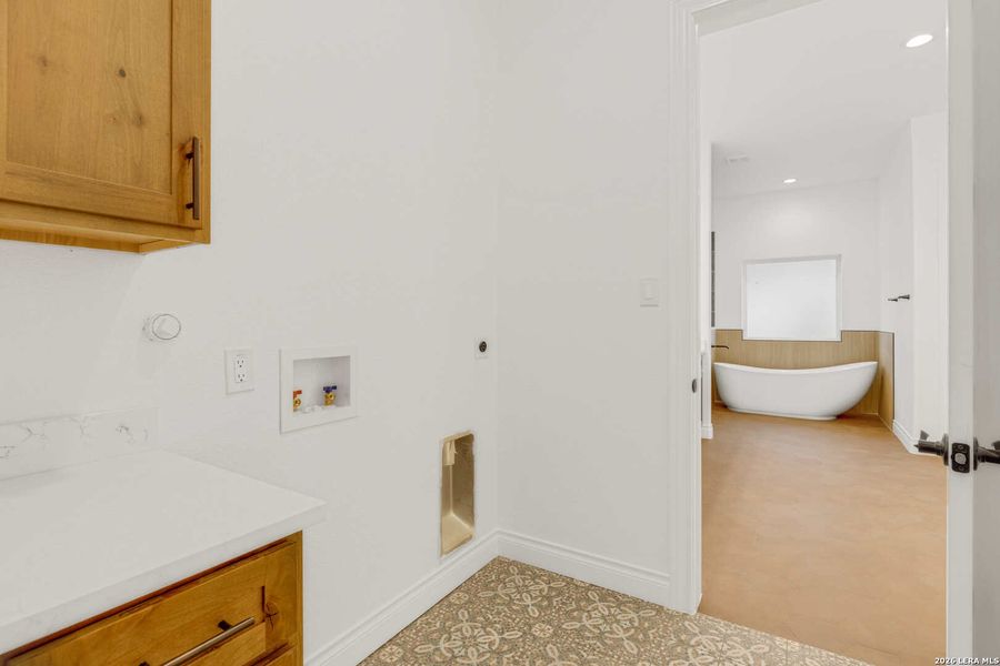 Furnished interior view inside a new home in , Bandera (Image 13).