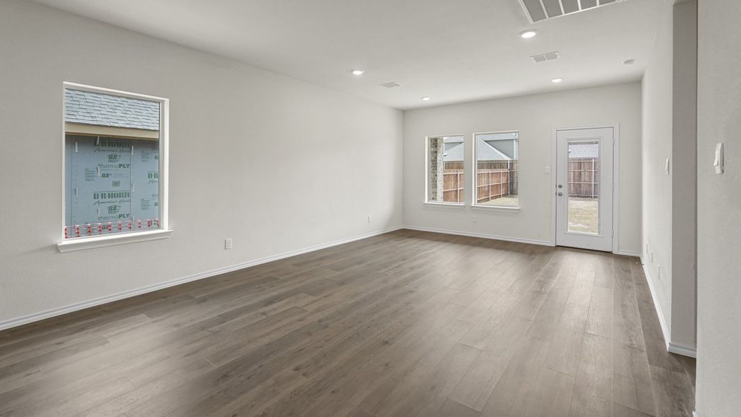 Spacious, unfurnished interior of a new home in Blaire Lake, Tyler (Image 14).