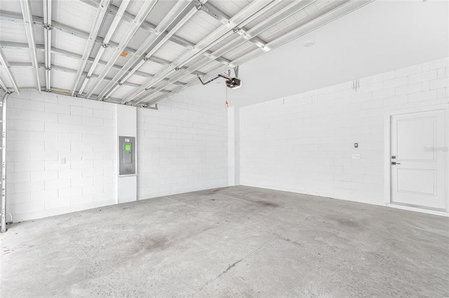Spacious, unfurnished interior of a new home in , Winter Garden (Image 23).