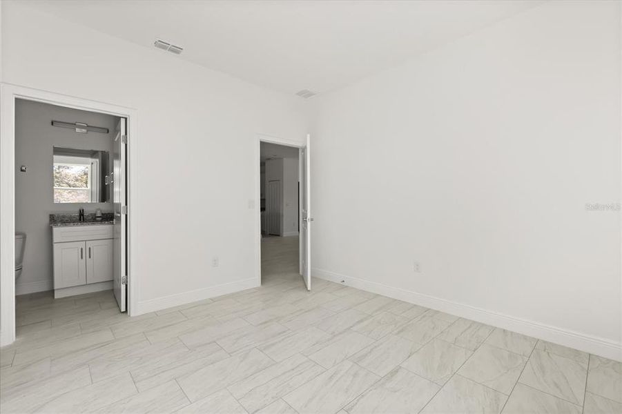 Spacious, unfurnished interior of a new home in , Citrus Springs (Image 29).