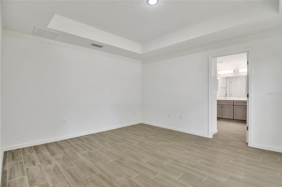 Spacious, unfurnished interior of a new home in , Kissimmee (Image 11).