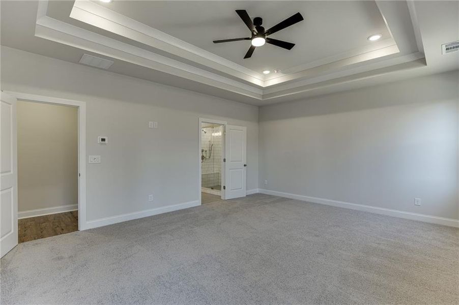 Spacious, unfurnished interior of a new home in , Bishop (Image 34).